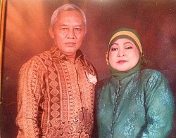 Behind people 1986 Bapak H.Endang Suhendar & Hj.Erlina Taruna (istri)